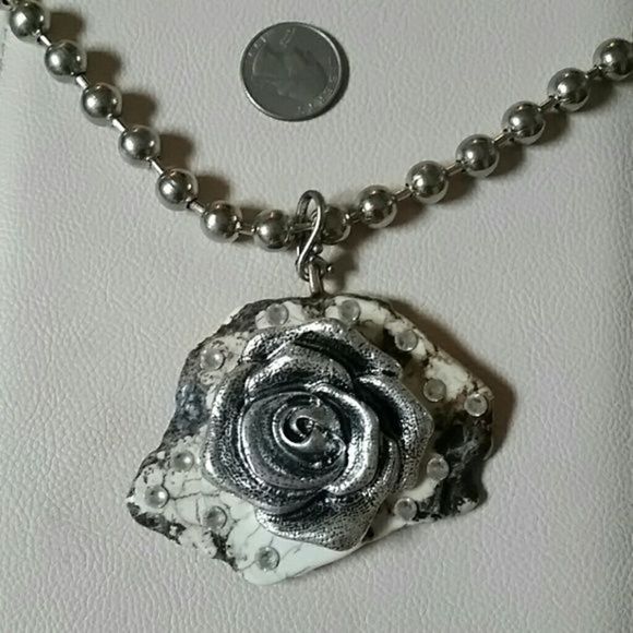 Nwt funky bling statement necklace - Picture 2 of 3